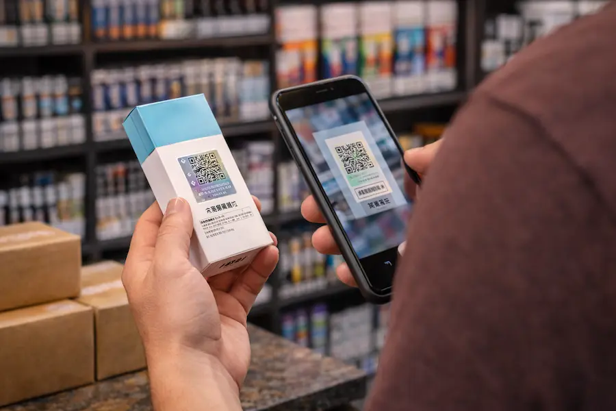 persona verificando autenticidad de vape Maskking escaneando código QR en tienda de vapeo